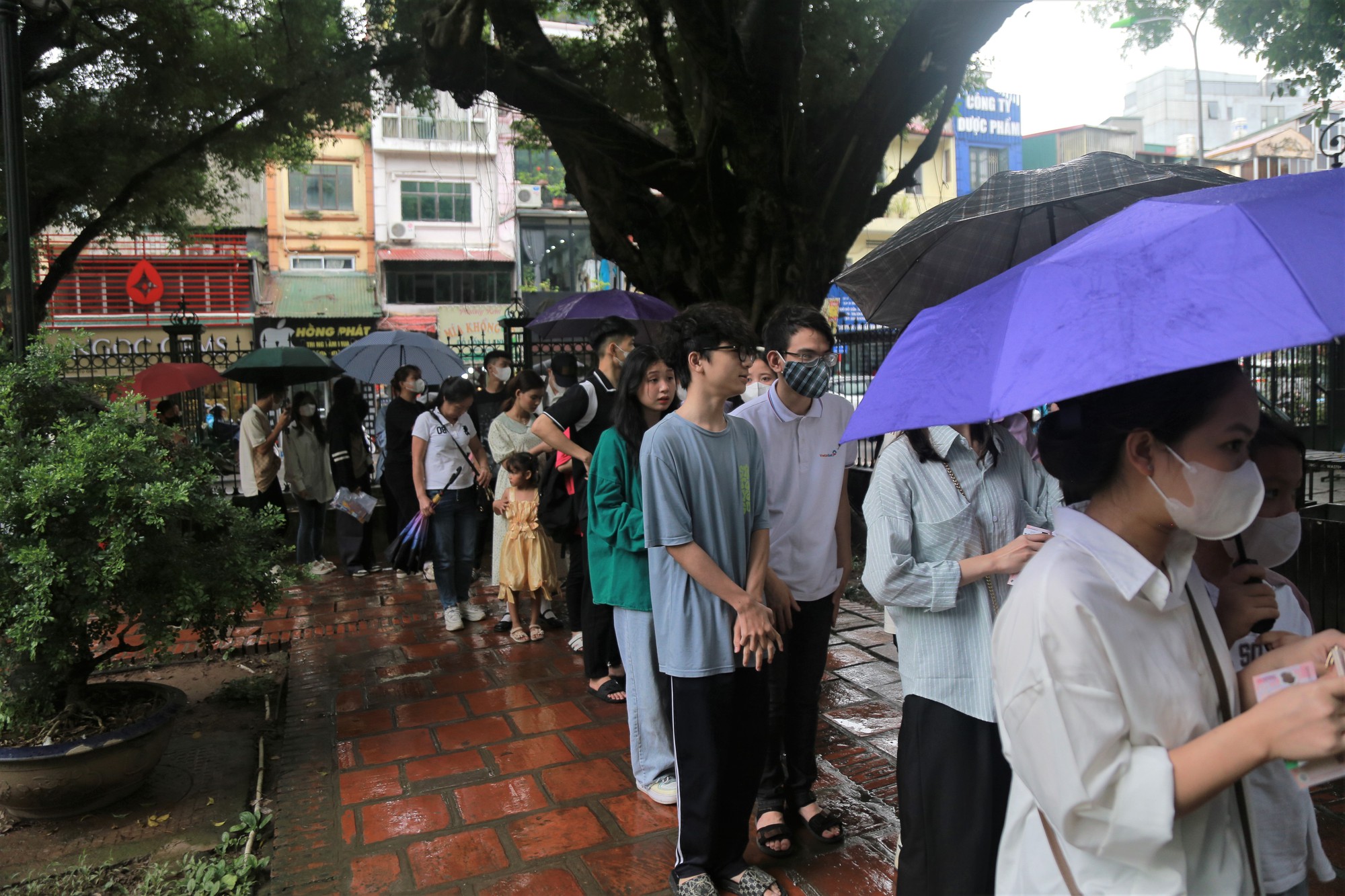 Lên chùa cầu nguyện, ăn chè đậu đỏ… là những cách sĩ tử cầu may trước ngày thi tốt nghiệp THPT - Ảnh 5.