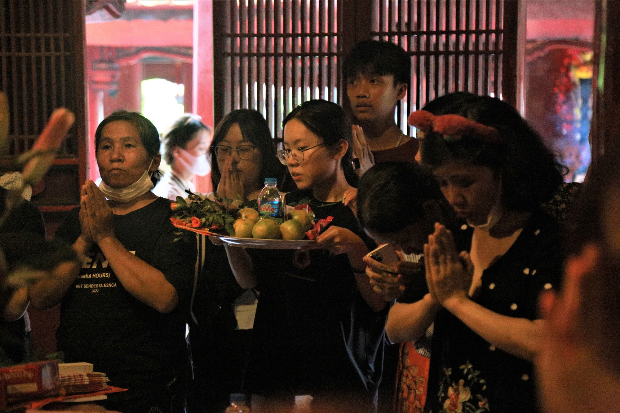 Lên chùa cầu nguyện, ăn chè đậu đỏ… là những cách sĩ tử cầu may trước ngày thi tốt nghiệp THPT - Ảnh 15.