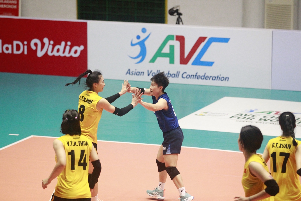 ĐT bóng chuyền nữ Việt Nam vô địch giải châu Á lần đầu tiên - Ảnh 1.