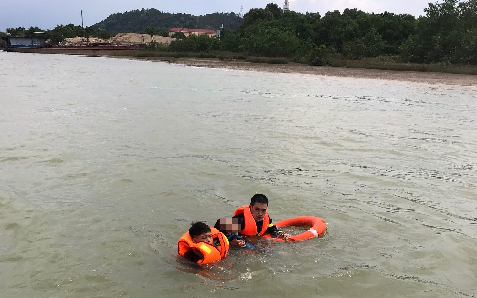 Hy hữu: Cứu sống người phụ nữ nhảy cầu Bến Thủy trôi trên sông Lam