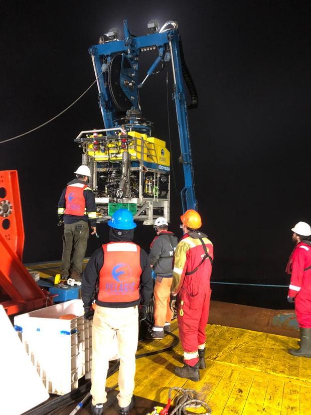 Cận cảnh robot thăm dò và trục vớt các mảnh vỡ tàu lặn Titan dưới đáy biển - Ảnh 3.