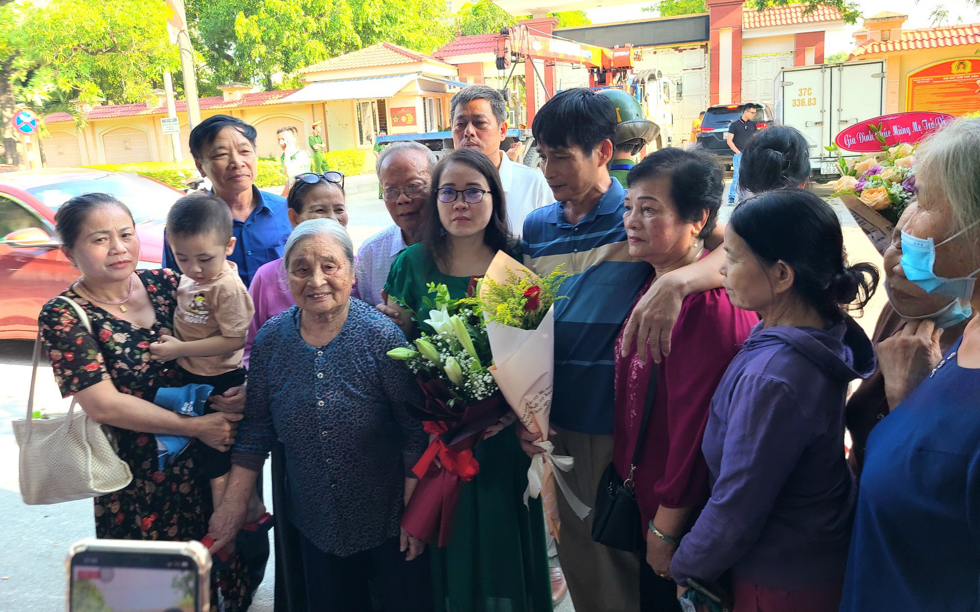 Người thân mừng tủi đón cô giáo Lê Thị Dung hết án trở về
