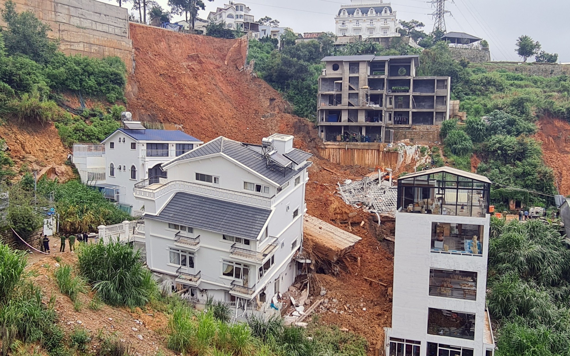 NÓNG: Sạt lở kinh hoàng ở Đà Lạt vùi lấp nhiều nhà, đang tìm kiếm người mất tích