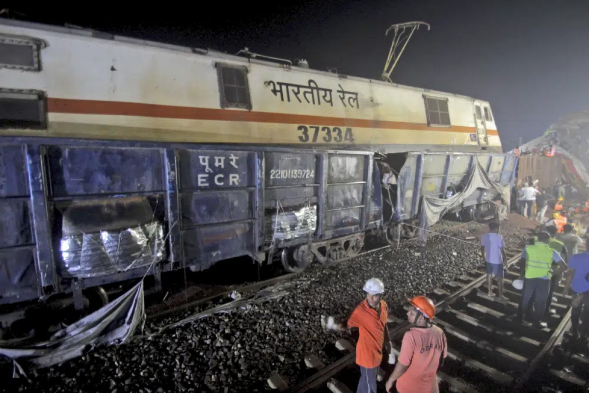 Hiện trường vụ tai nạn đường sắt thảm khốc ở Ấn Độ - Ảnh 1.