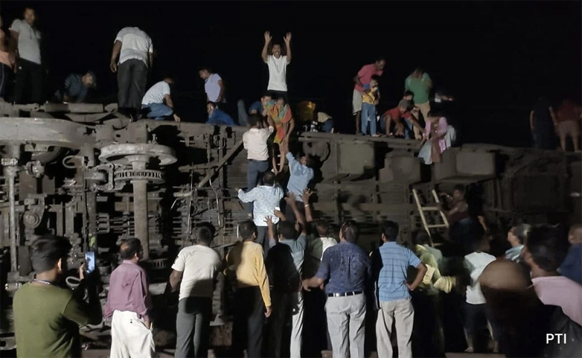 Hiện trường vụ tai nạn đường sắt thảm khốc ở Ấn Độ - Ảnh 8.