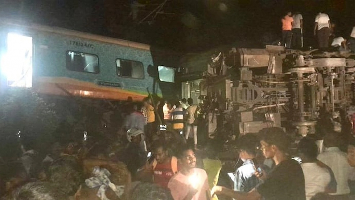 Hiện trường vụ tai nạn đường sắt thảm khốc ở Ấn Độ - Ảnh 9.