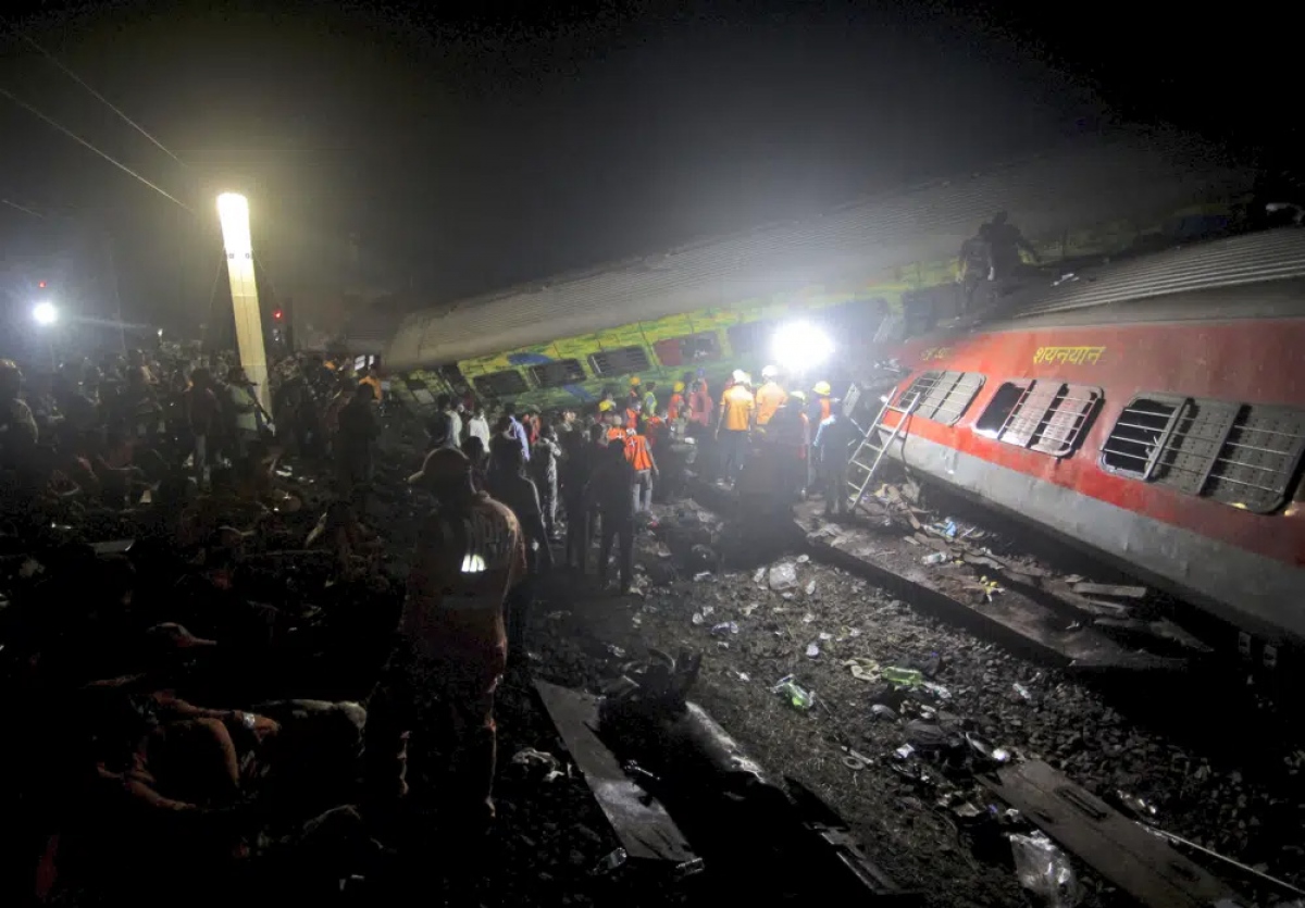 Hiện trường vụ tai nạn đường sắt thảm khốc ở Ấn Độ - Ảnh 2.
