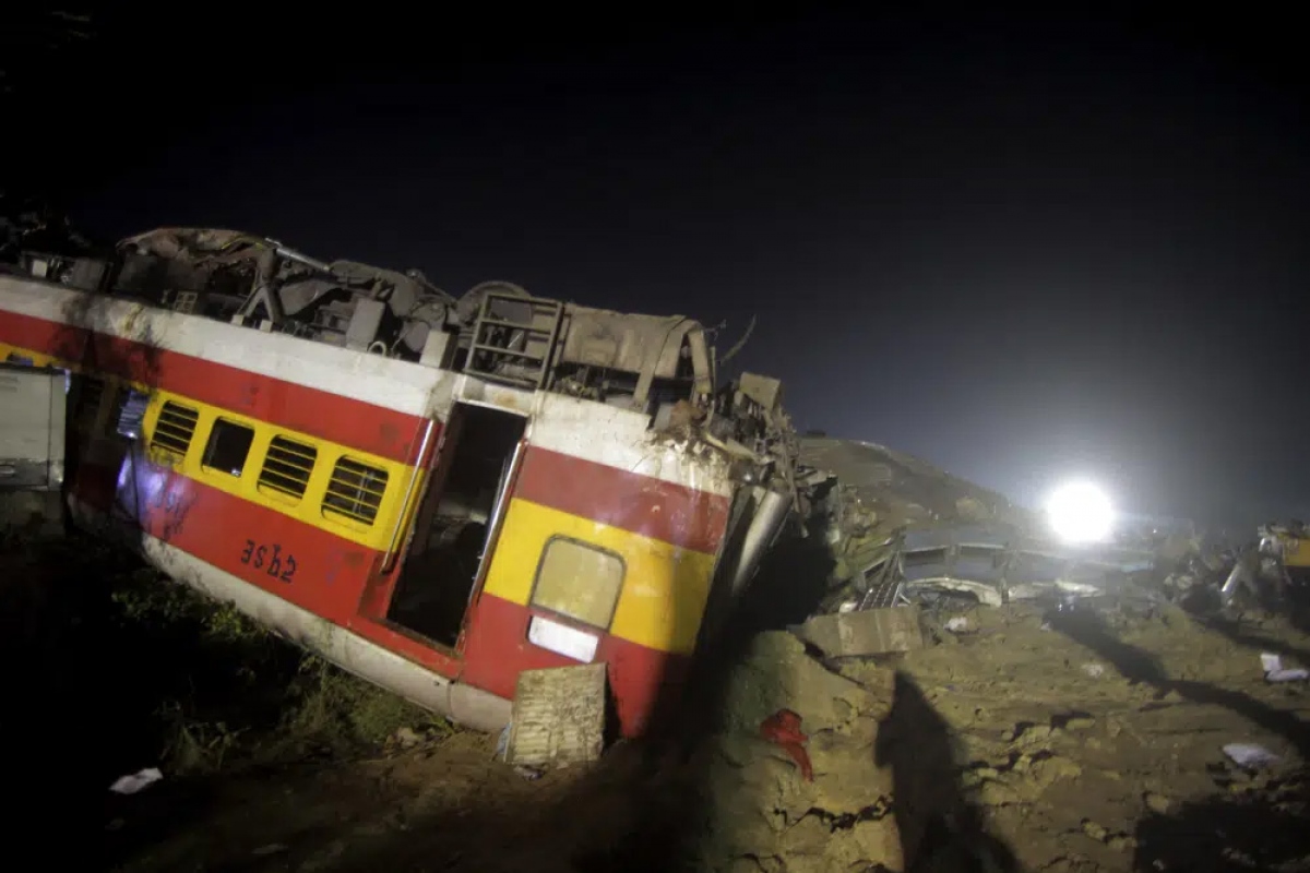 Hiện trường vụ tai nạn đường sắt thảm khốc ở Ấn Độ - Ảnh 4.