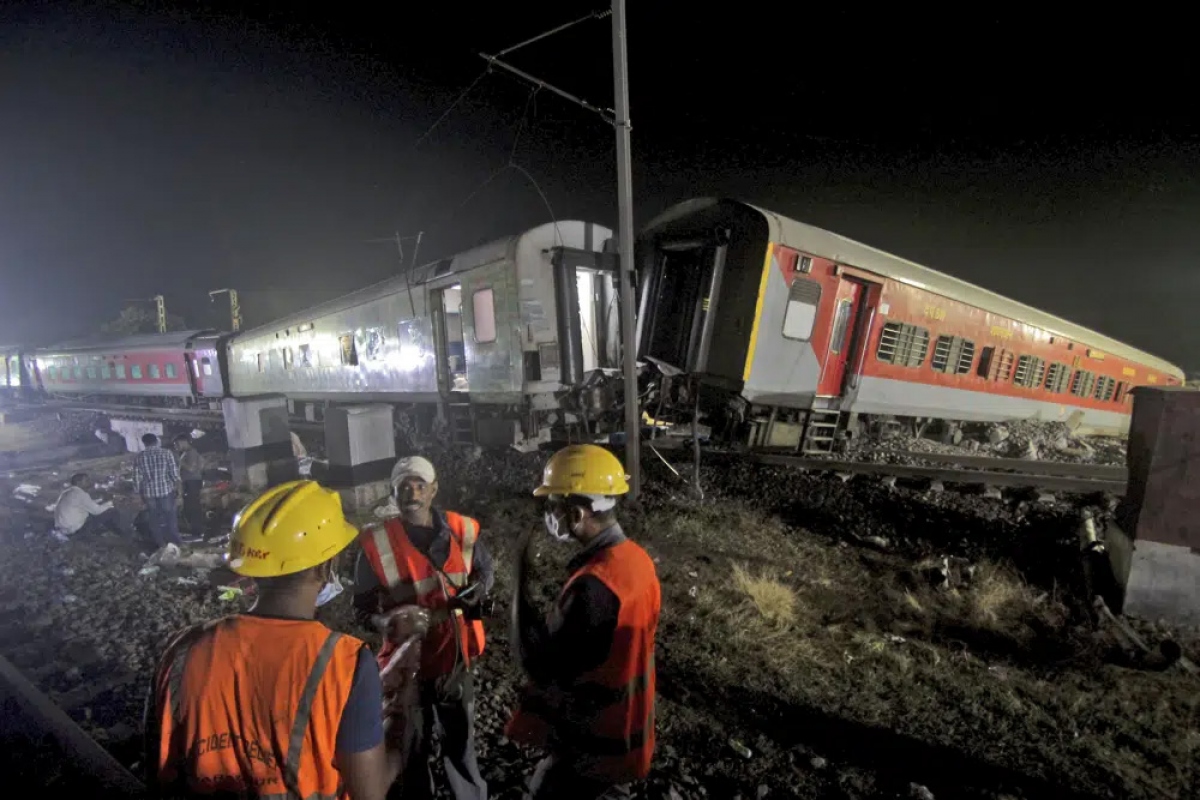 Hiện trường vụ tai nạn đường sắt thảm khốc ở Ấn Độ - Ảnh 5.