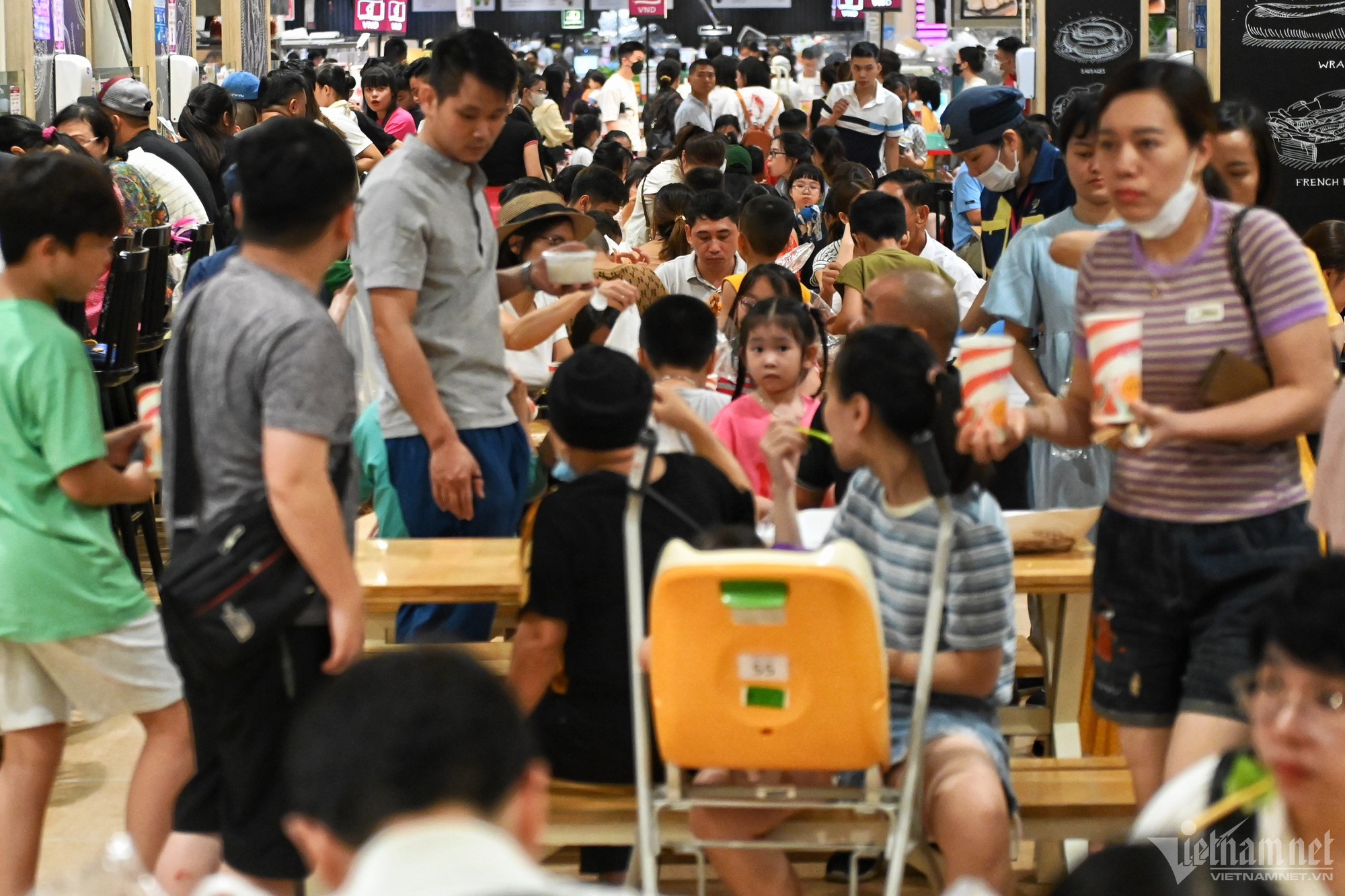 Mất điện, hàng nghìn người ở Hà Nội 'chui' vào trung tâm thương mại trốn nóng - Ảnh 1.