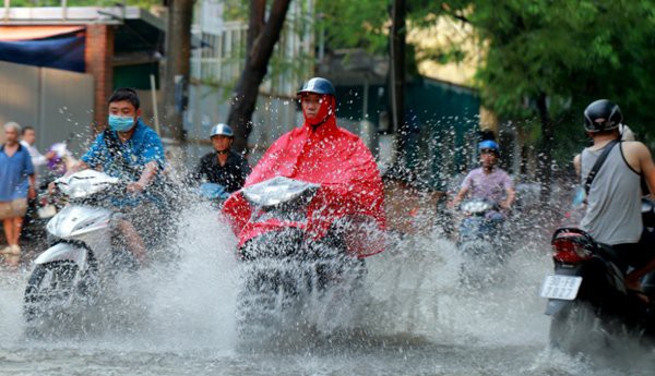 Chiều tối nay miền Bắc mưa lớn, cảnh báo nhiều điểm ngập lụt ở Hà Nội - Ảnh 2.