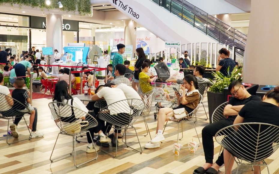Lĩnh trọn ‘combo’ nắng nóng - mất điện: Người dân ùn ùn vào trung tâm thương mại tránh nóng