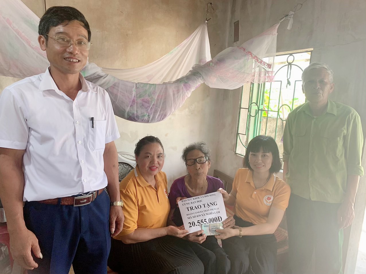Hơn 20 triệu đồng đến với cụ bà mù loà sống đơn thân ở Nam Định - Ảnh 2.