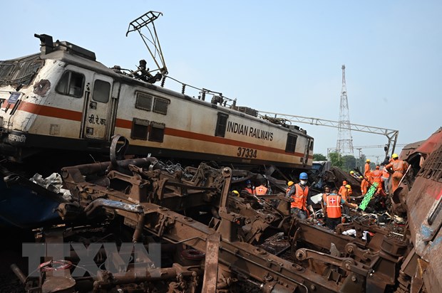 Chủ tịch Quốc hội gửi điện chia buồn vụ tai nạn đường sắt tại Ấn Độ - Ảnh 1.