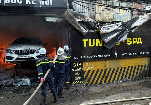 Nhanh chóng dập tắt đám cháy gara ô tô lúc tan tầm tại  quận Nam Từ Liêm - Ảnh 1.