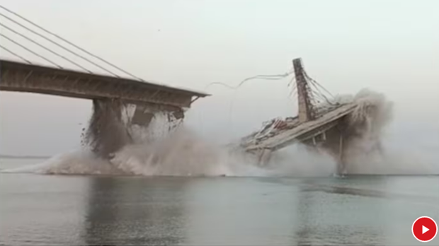 Lại sập cầu dây văng đang xây dựng trên sông Hằng ở Ấn Độ - Ảnh 1.