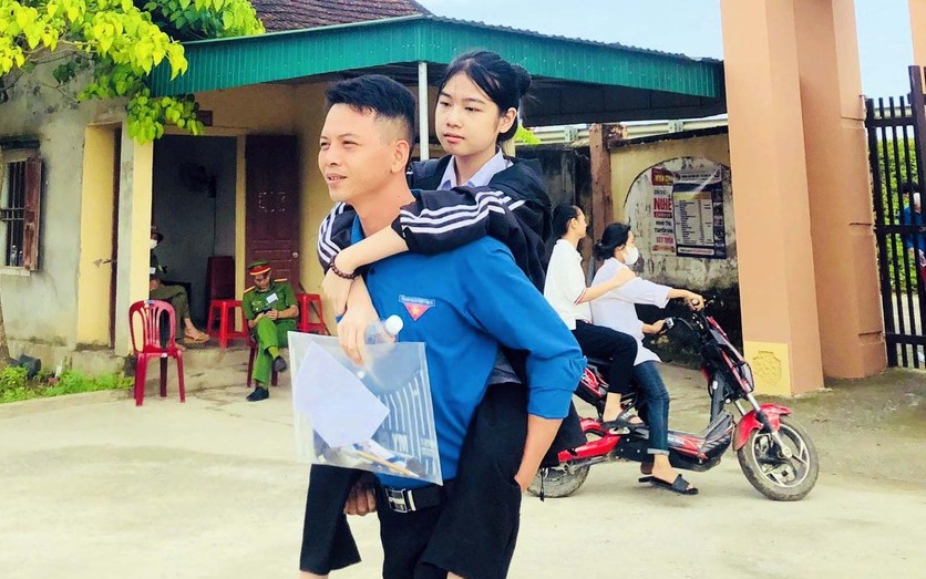 Kỳ thi vào lớp 10 ở Nghệ An: Bí thư đoàn xã cõng thí sinh xương thủy tinh đến trường thi