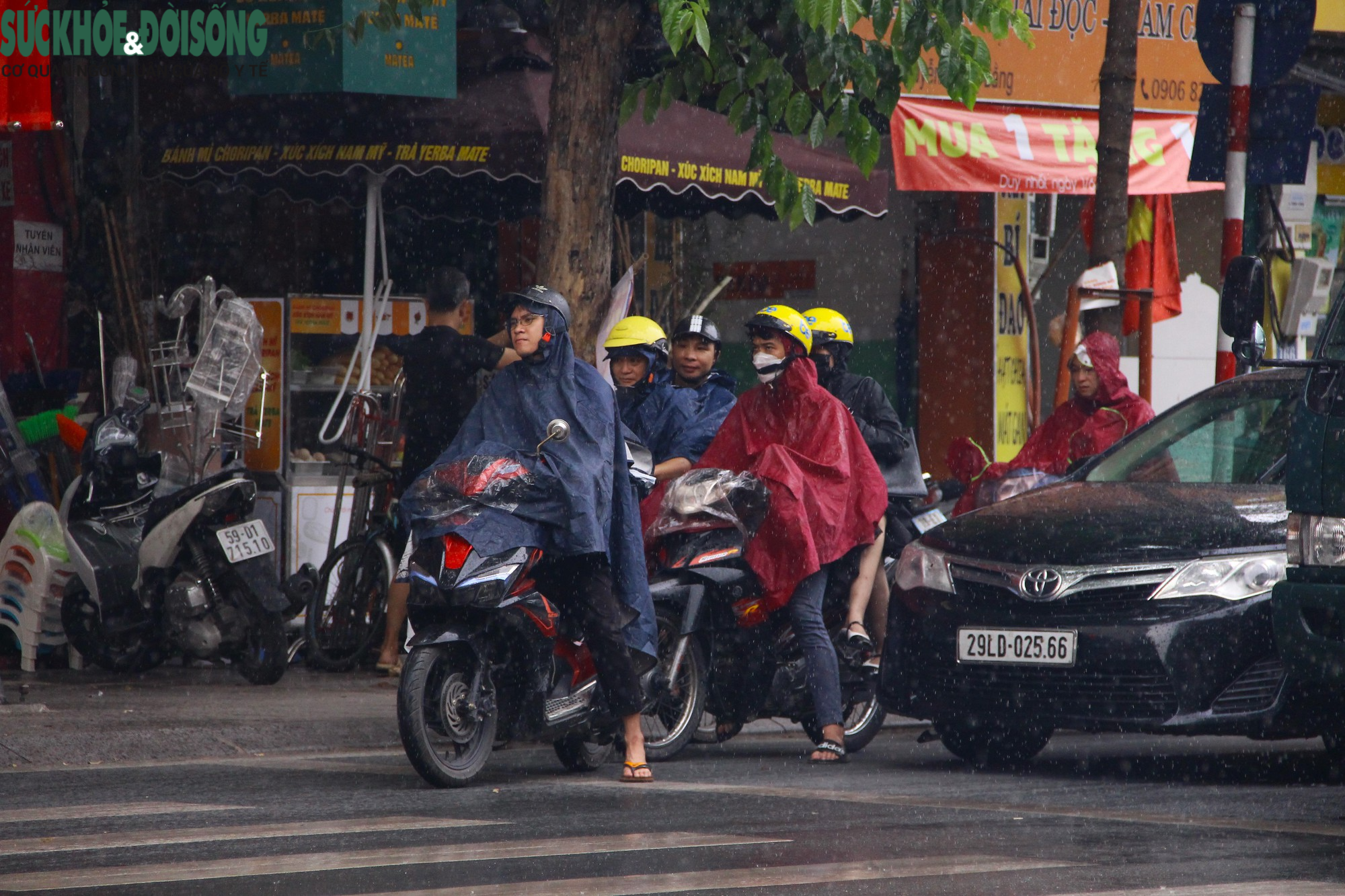 Hà Nội nắng mưa thất thường, người dân không kịp trở tay... thay áo mưa - Ảnh 6.