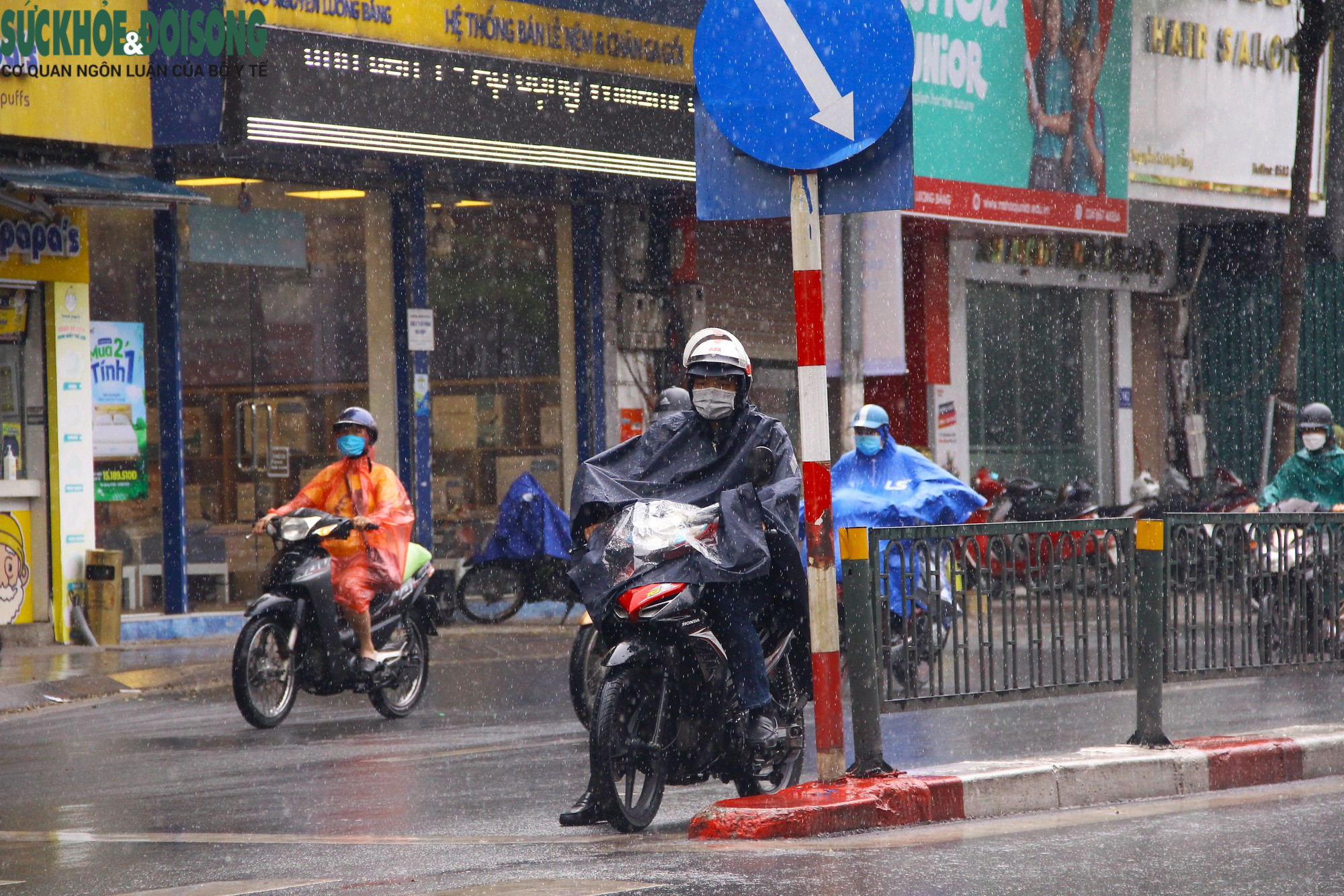 Hà Nội nắng mưa thất thường, người dân không kịp trở tay... thay áo mưa - Ảnh 7.