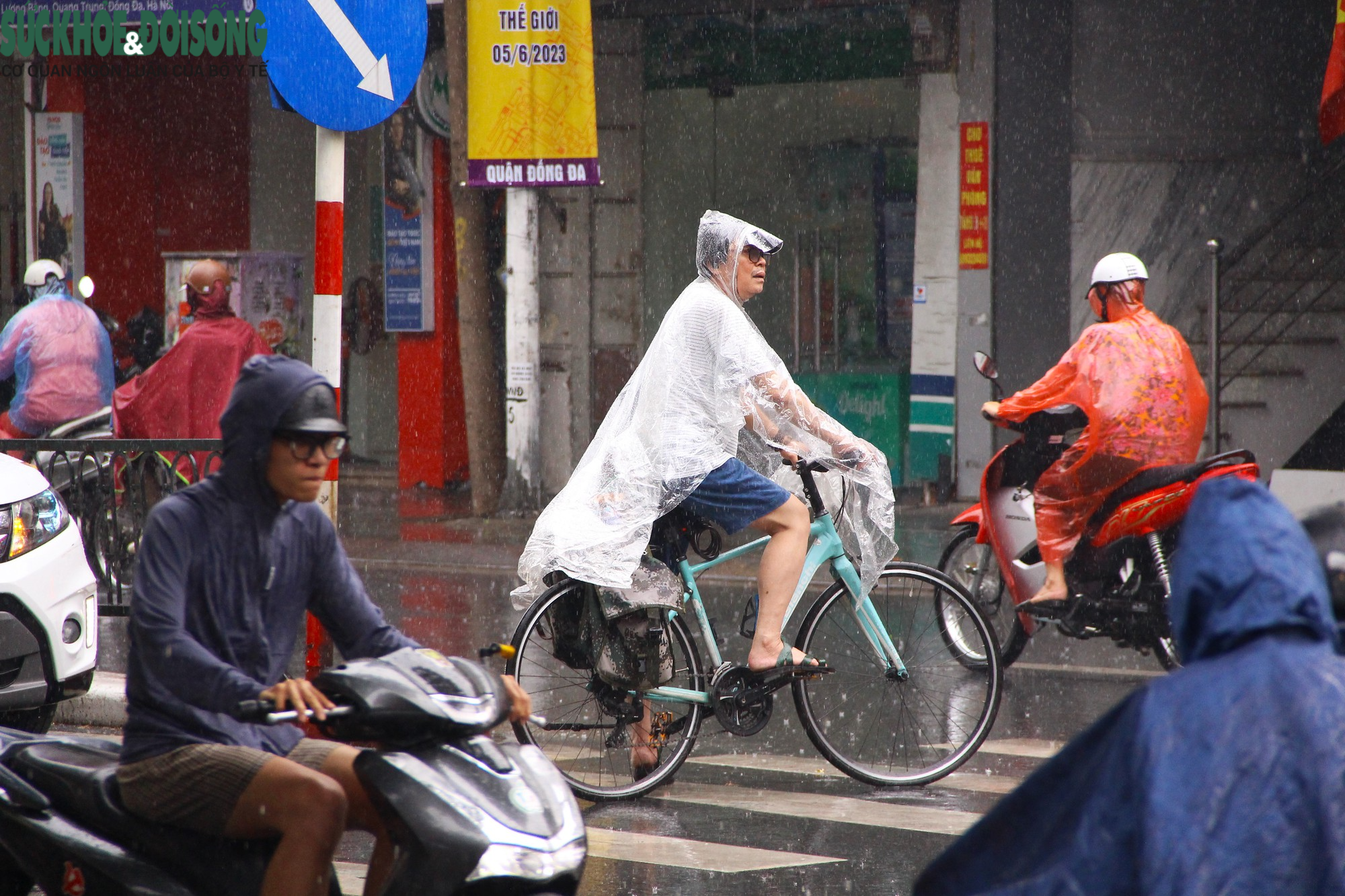 Hà Nội nắng mưa thất thường, người dân không kịp trở tay... thay áo mưa - Ảnh 8.