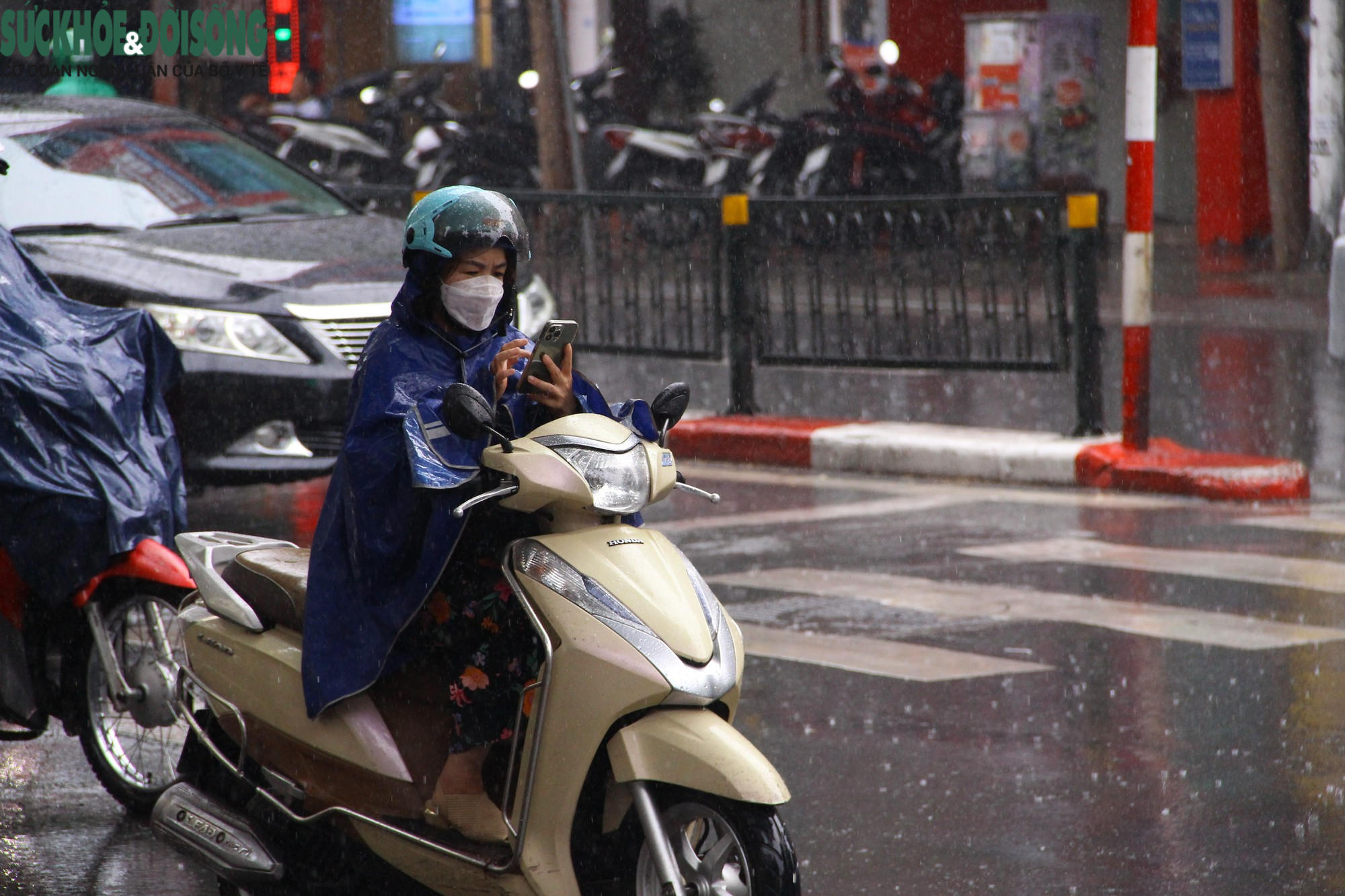 Hà Nội nắng mưa thất thường, người dân không kịp trở tay... thay áo mưa - Ảnh 9.