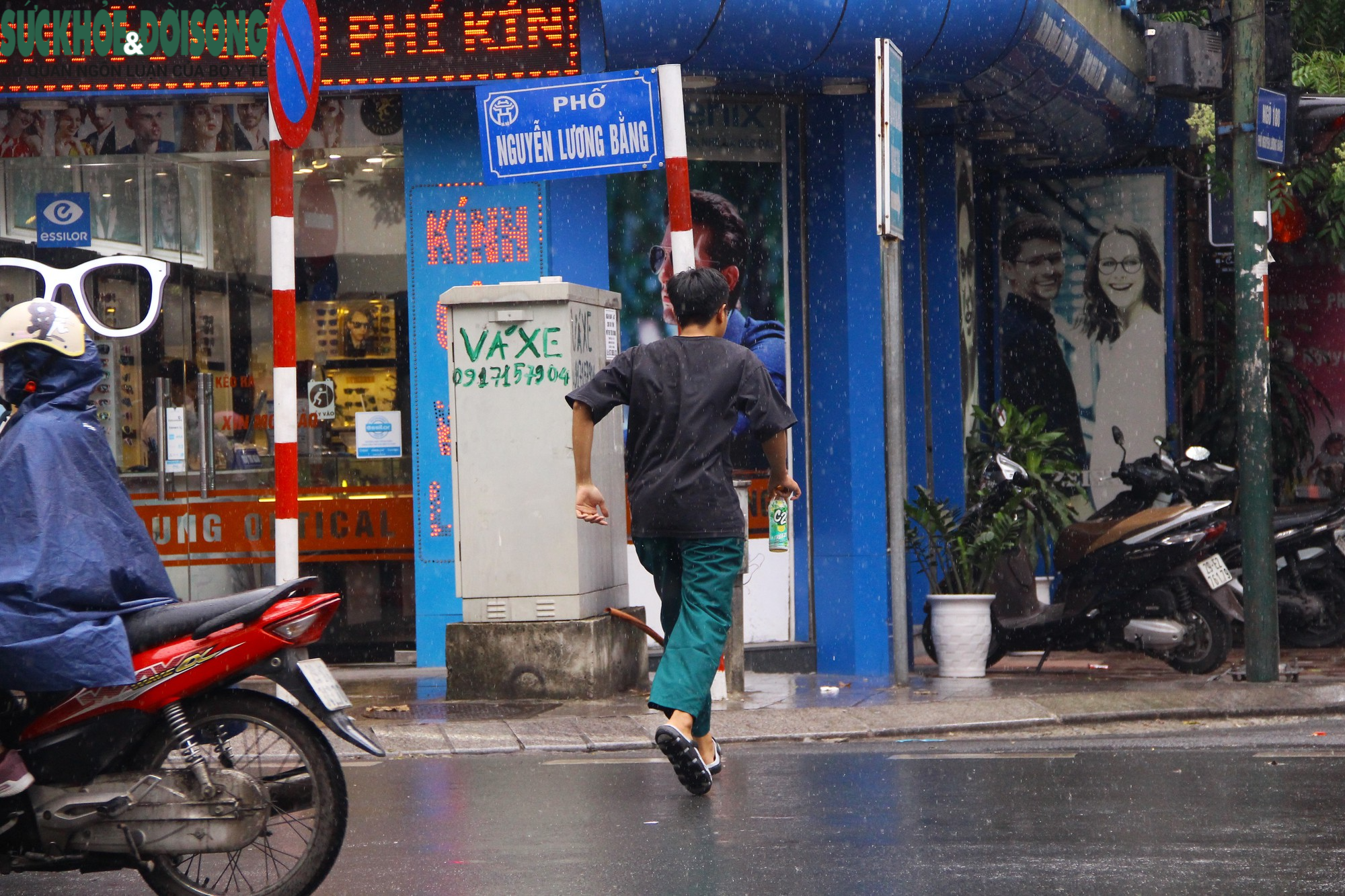 Hà Nội nắng mưa thất thường, người dân không kịp trở tay... thay áo mưa - Ảnh 11.