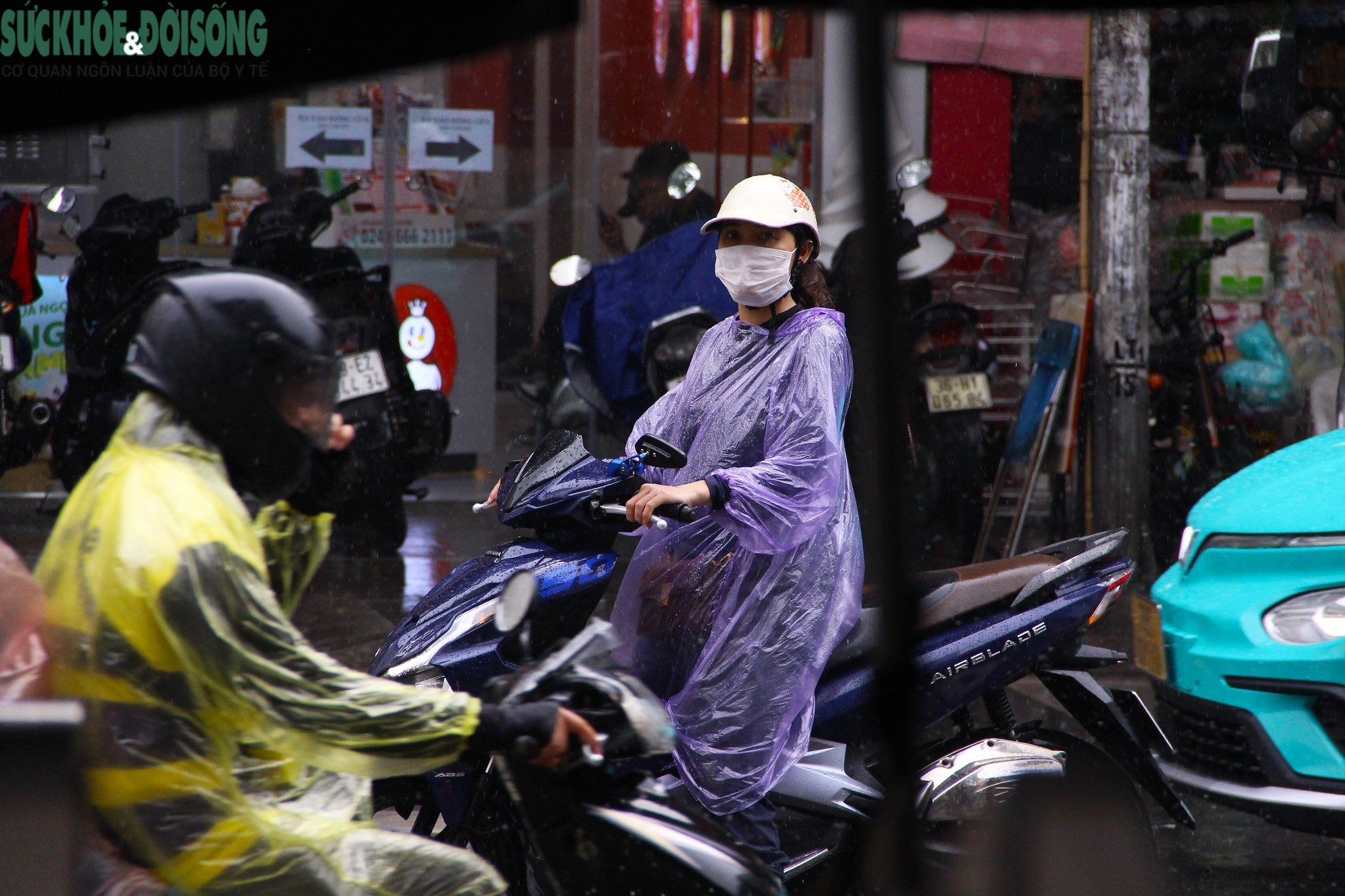 Hà Nội nắng mưa thất thường, người dân không kịp trở tay... thay áo mưa - Ảnh 13.