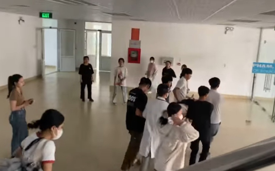 Nữ sinh đột quỵ ngay trên giảng đường, được bạn cùng lớp cáng ra xe cấp cứu