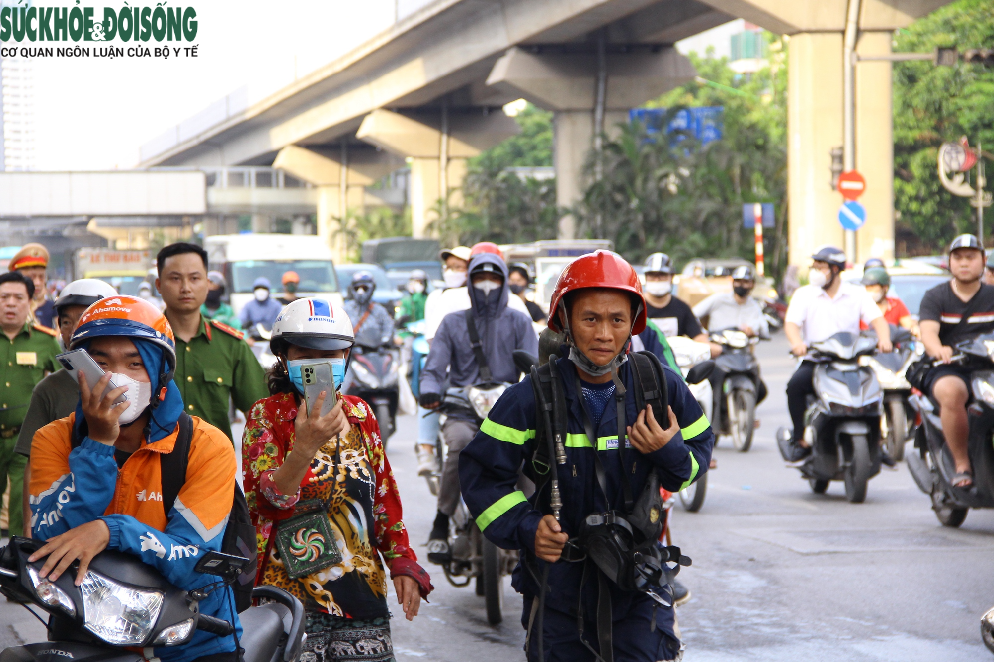 Những hình ảnh đầu tiên về vụ cháy nhà dân tại quận Thanh Xuân - Ảnh 7.