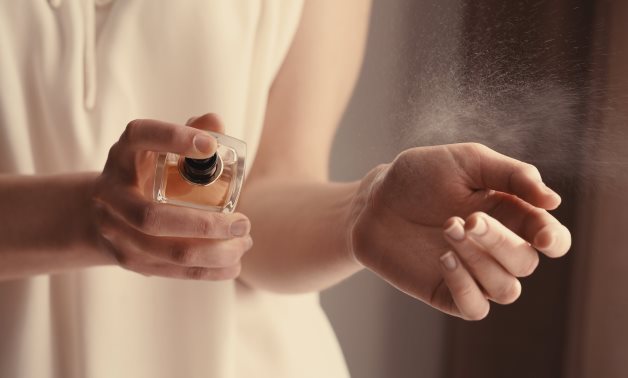 5 mẹo đơn giản giúp nước hoa thơm lâu hơn trên cơ thể - Ảnh 2.