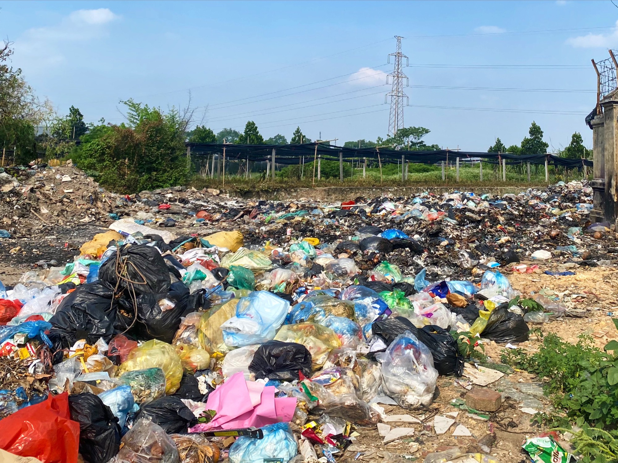 Hà Nội: Rác thải 'bủa vây' Cụm Công nghiệp Lai Xá