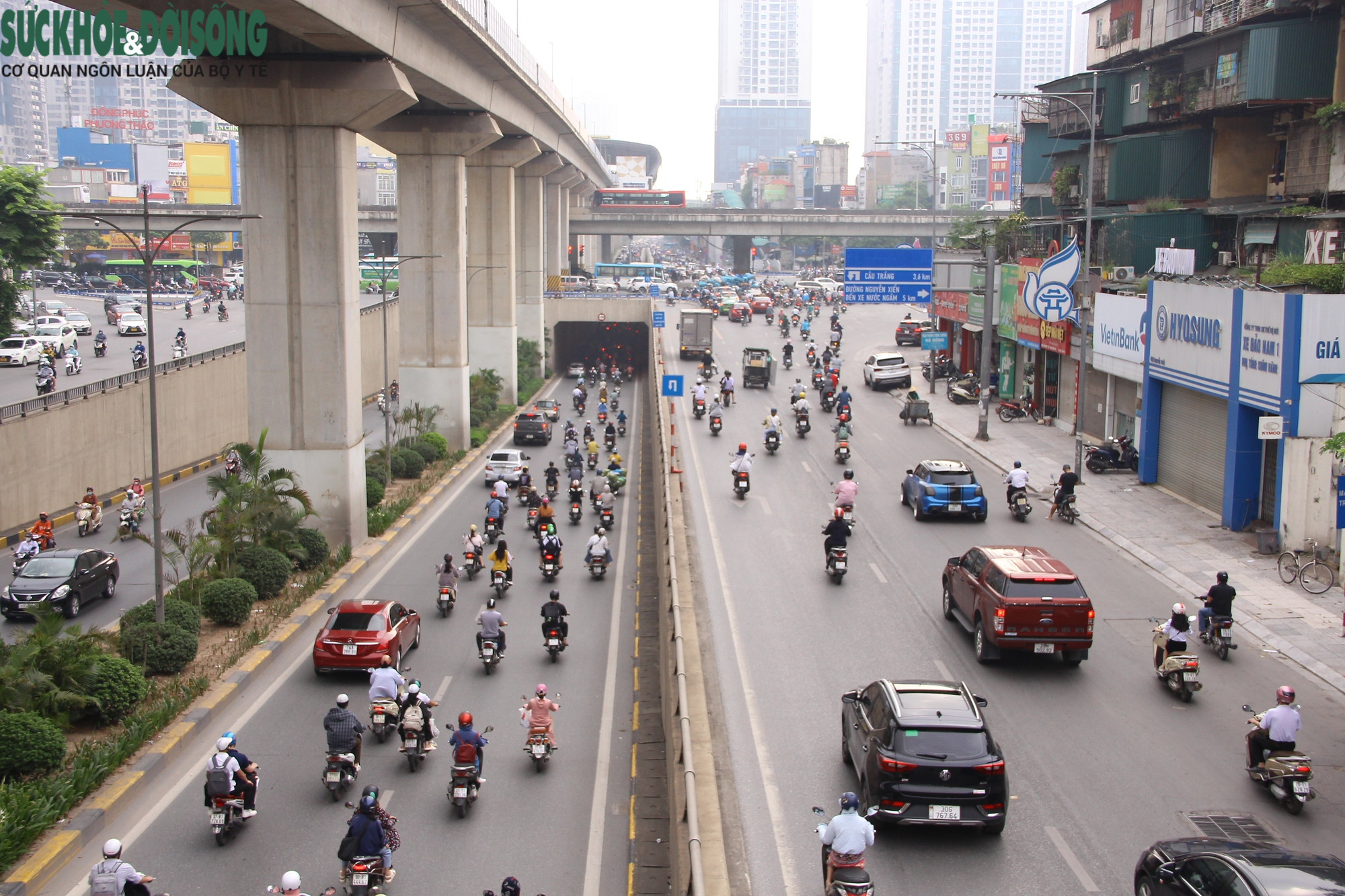 Lô cốt thi công đầu tiên trên đường Nguyễn Trãi mọc lên giữa đêm - Ảnh 1.