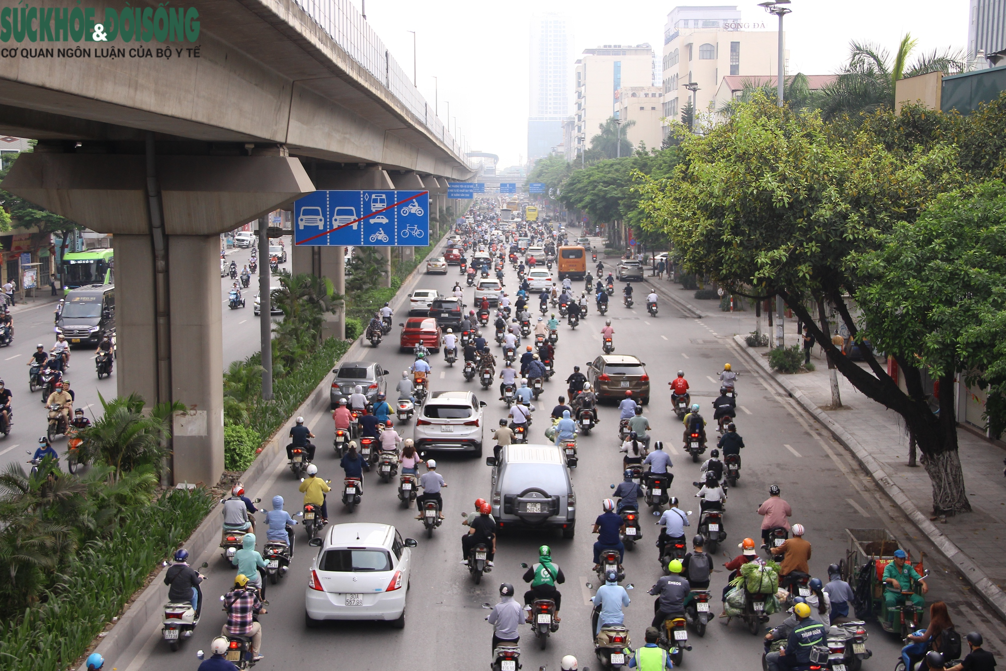 Lô cốt thi công đầu tiên trên đường Nguyễn Trãi mọc lên giữa đêm - Ảnh 2.