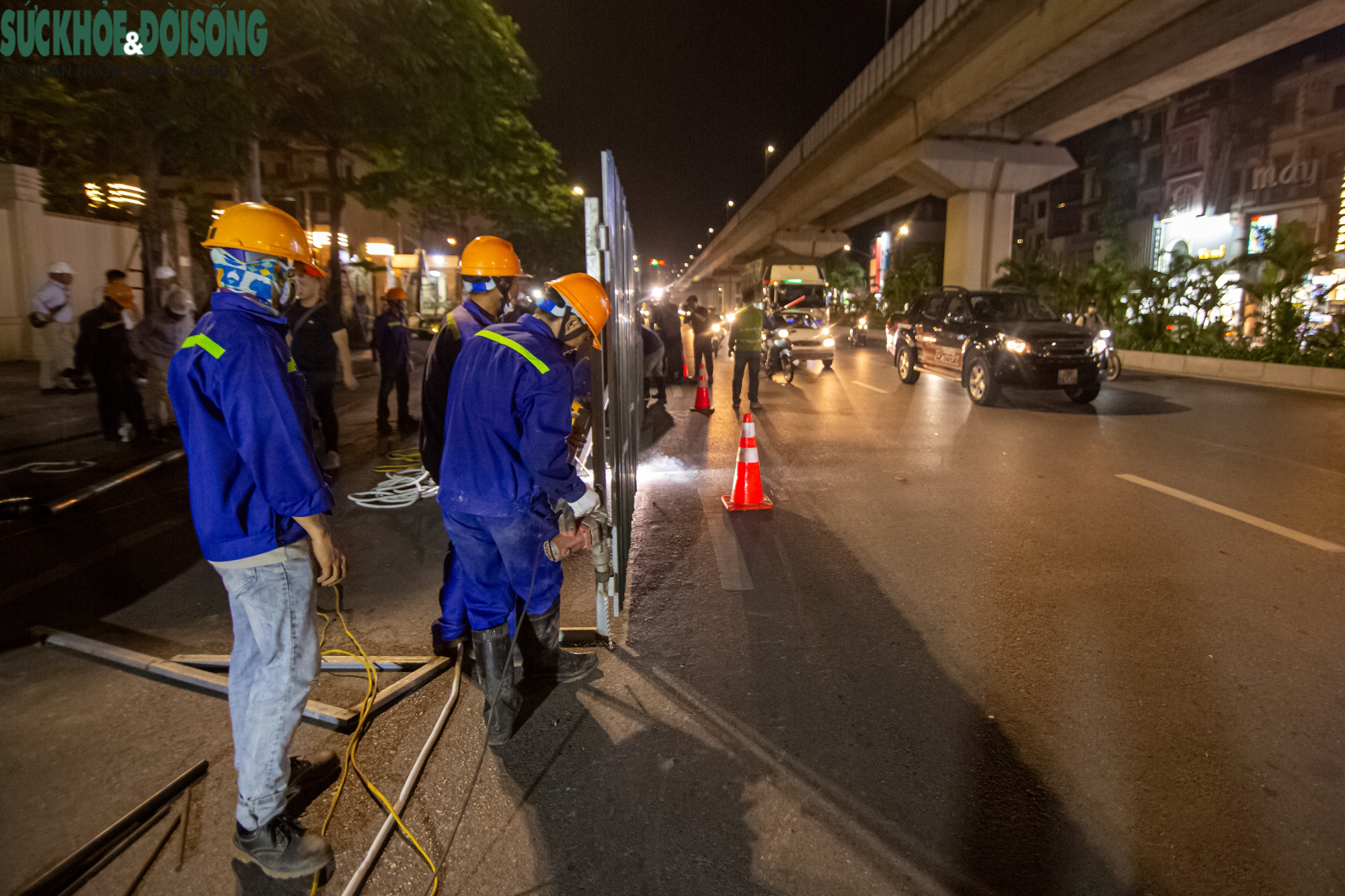 Lô cốt thi công đầu tiên trên đường Nguyễn Trãi mọc lên giữa đêm - Ảnh 4.