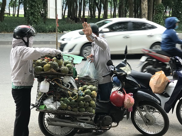 Nhức nhối &quot;chợ&quot; hoa quả dưới lòng đường Nguyễn Hữu Thọ - Ảnh 5.