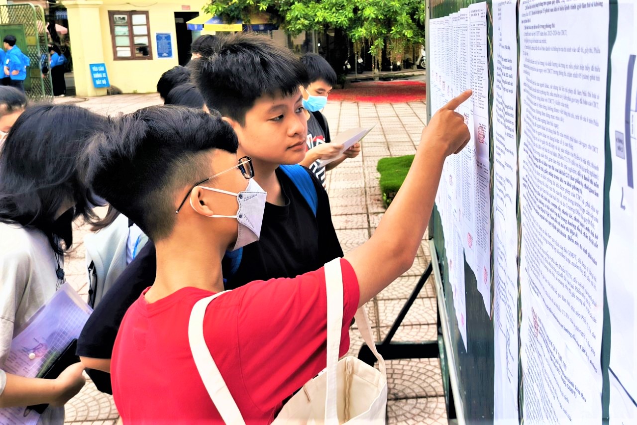 Thời tiết mát mẻ, 116.000 thí sinh Hà Nội háo hức đến sớm làm thủ tục dự thi lớp 10 - Ảnh 5.