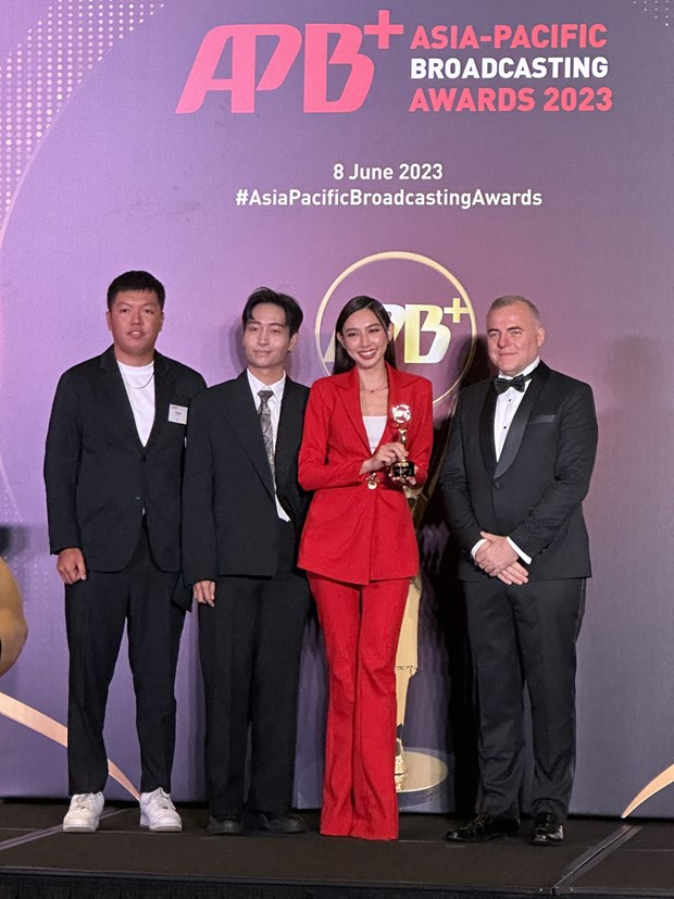 Hoa hậu Thùy Tiên bất ngờ nhận giải thưởng quốc tế tại Singapore - Ảnh 1.