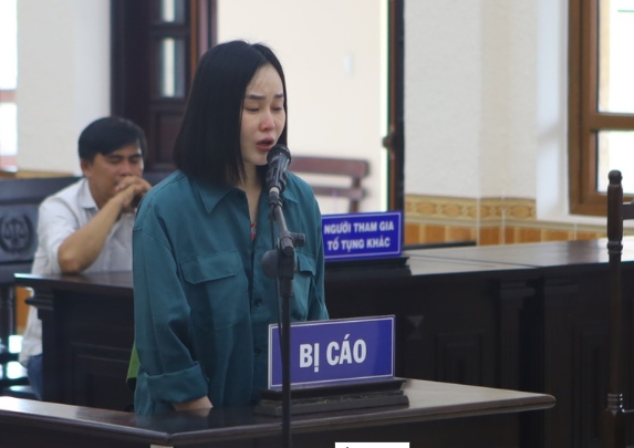 Lĩnh án 11 năm tù, 'hotgirl siêu lừa đảo' Tina Dương nhảy khóc nức nở bên trên tòa - Hình ảnh 1.