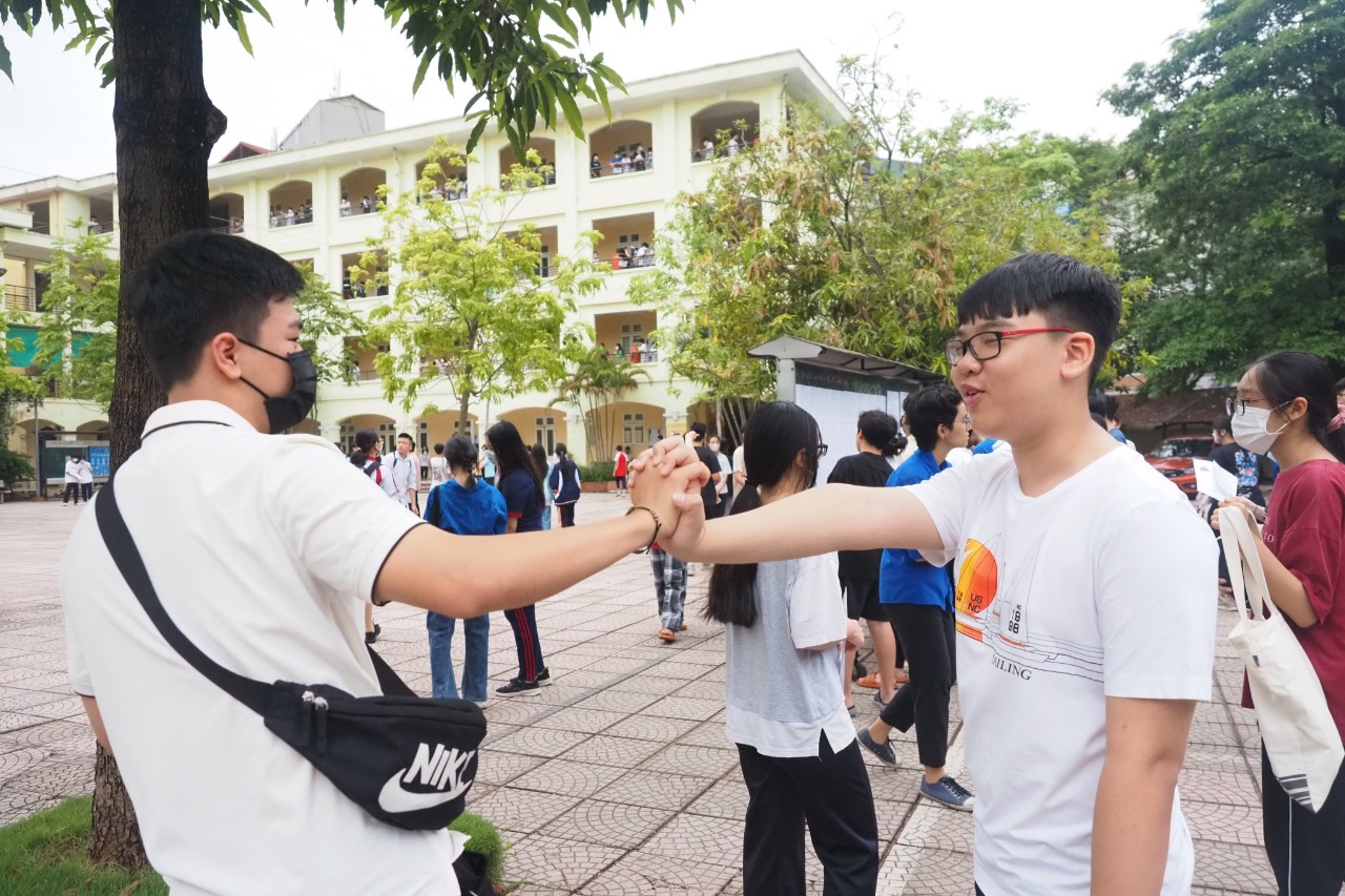 Thời tiết mát mẻ, 116.000 thí sinh Hà Nội háo hức đến sớm làm thủ tục dự thi lớp 10 - Ảnh 3.
