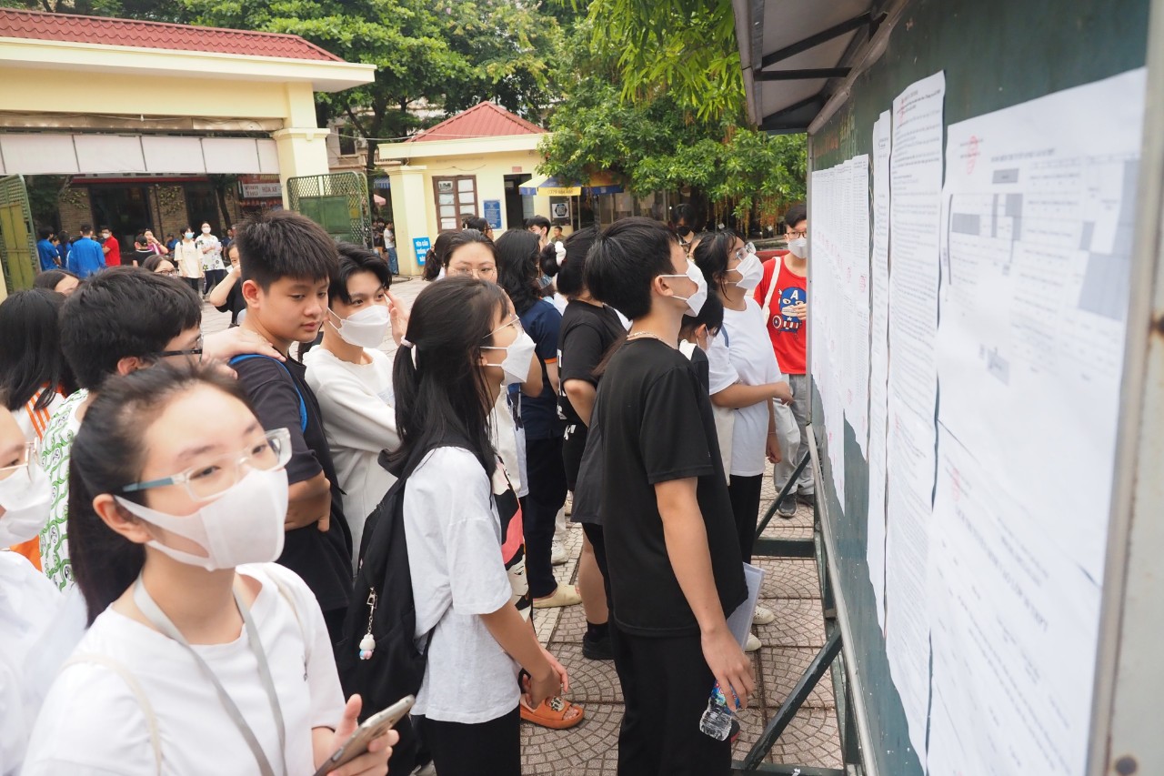 Thời tiết mát mẻ, 116.000 thí sinh Hà Nội háo hức đến sớm làm thủ tục dự thi lớp 10 - Ảnh 6.