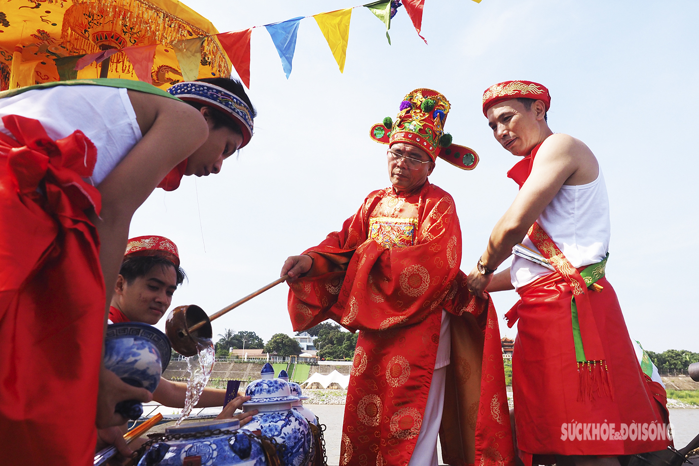 Độc đáo cảnh đàn ông ở Hà Nội mặc &quot;váy cuốn&quot; ra giữa sông Hồng lấy nước tại Lễ hội đình Chèm - Ảnh 11.