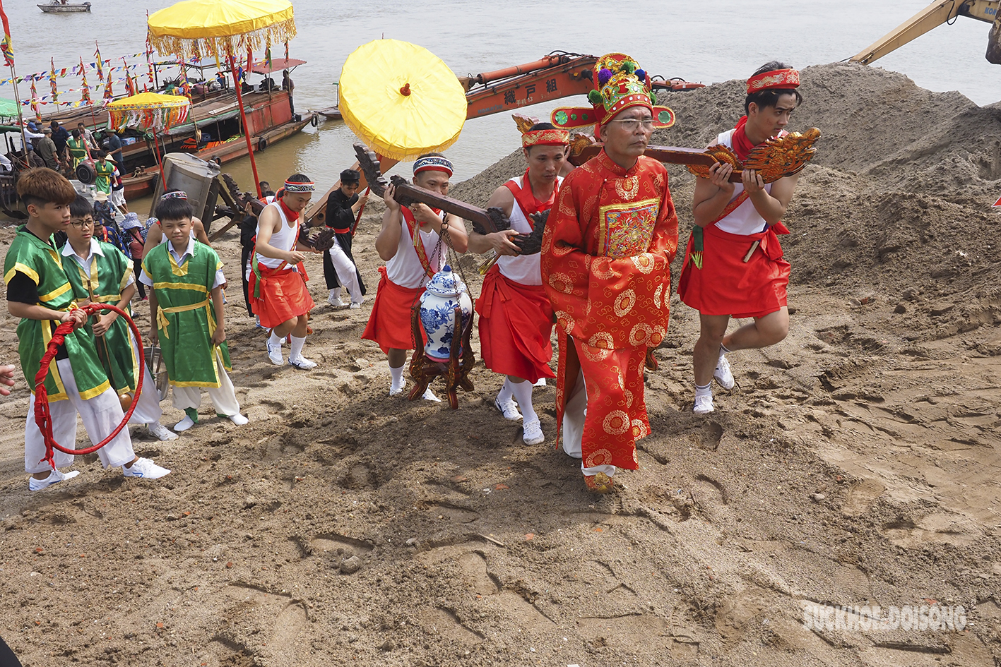Độc đáo cảnh đàn ông ở Hà Nội mặc &quot;váy cuốn&quot; ra giữa sông Hồng lấy nước tại Lễ hội đình Chèm - Ảnh 13.