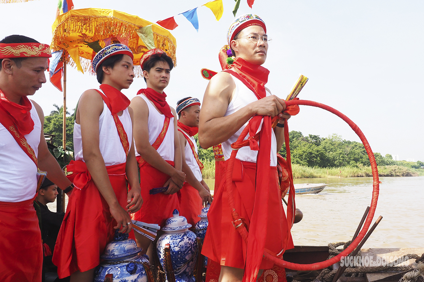 Độc đáo cảnh đàn ông ở Hà Nội mặc &quot;váy cuốn&quot; ra giữa sông Hồng lấy nước tại Lễ hội đình Chèm - Ảnh 12.