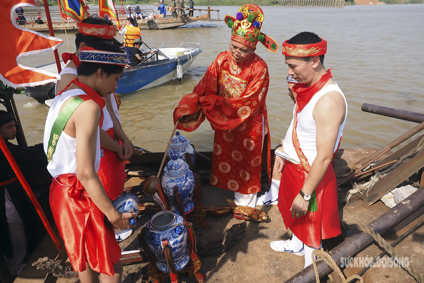 Độc đáo cảnh đàn ông ở Hà Nội mặc &quot;váy cuốn&quot; ra giữa sông Hồng lấy nước tại Lễ hội đình Chèm - Ảnh 10.