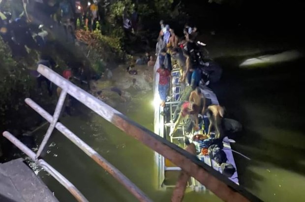 Sri Lanka: Xe buýt rơi xuống sông, ít nhất 10 người thiệt mạng - Ảnh 1.