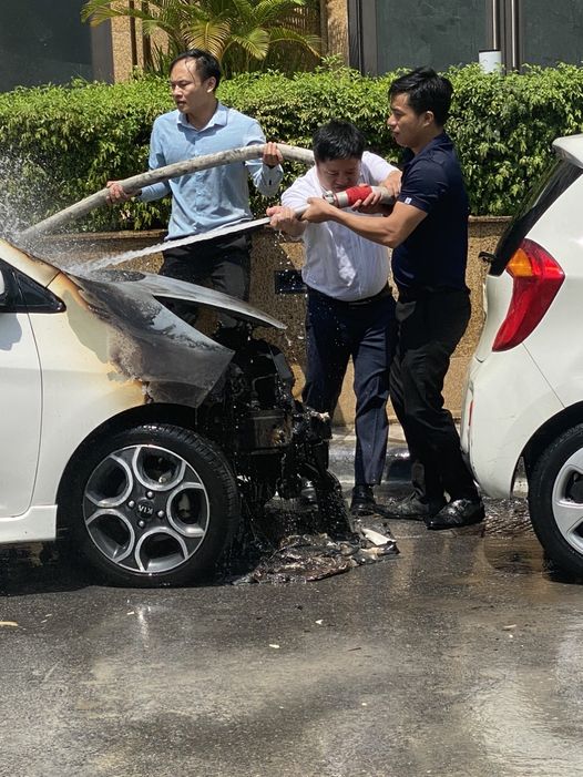 Cảnh báo xe ô tô bốc cháy trong mùa nắng nóng ở Hà Nội - Ảnh 1.