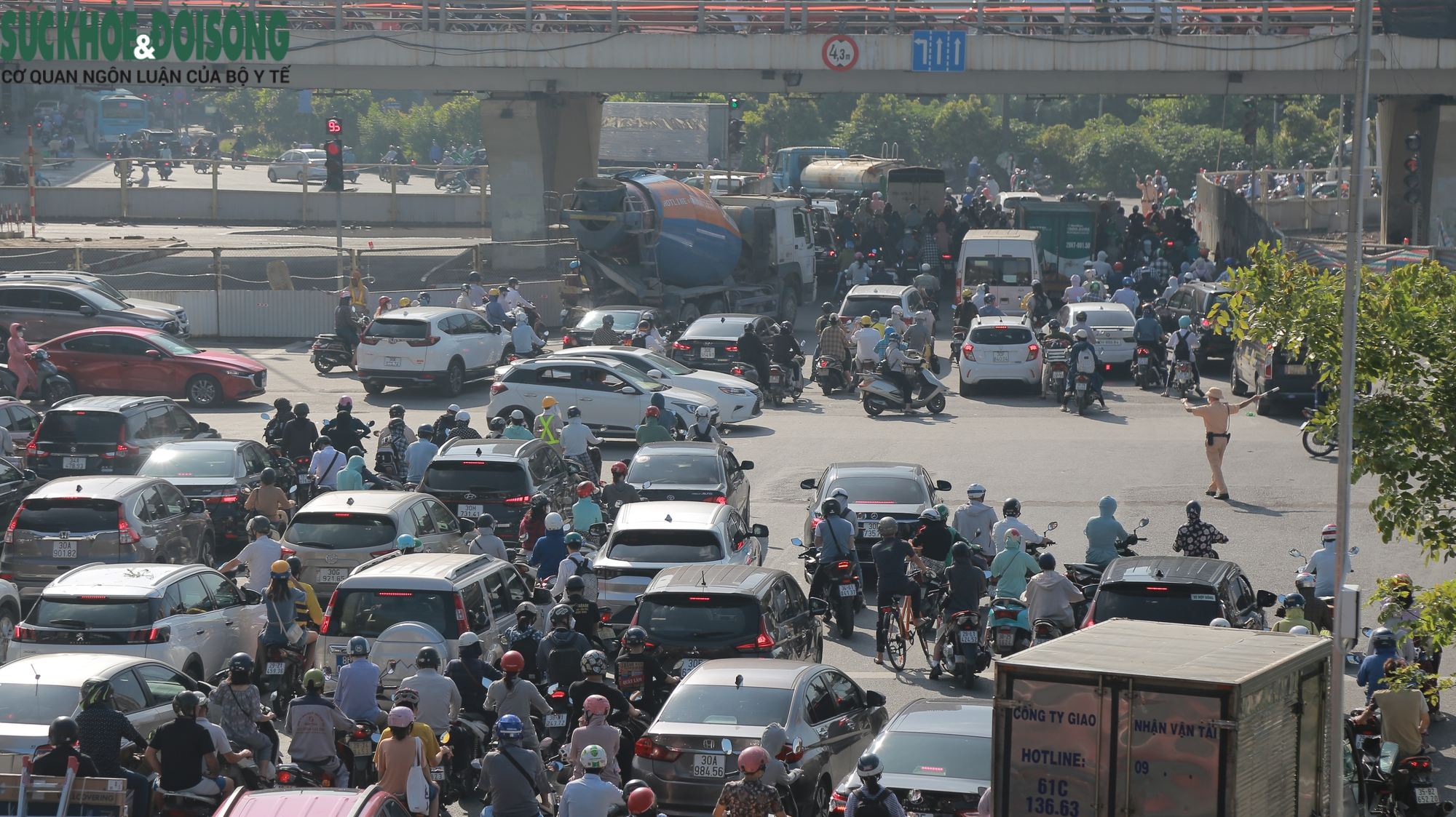 Người dân đội nắng, vật lộn cùng hàng trăm phương tiện tại nút giao Mai Dịch - Ảnh 3.