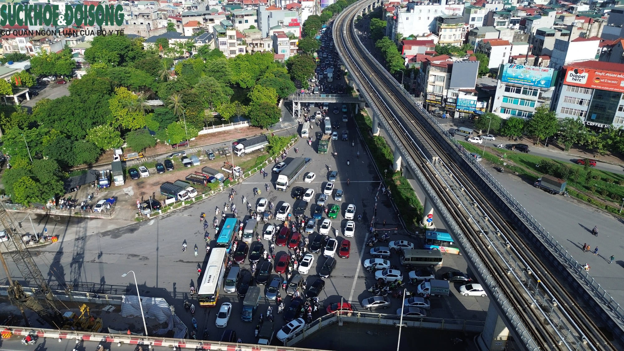 Người dân đội nắng, vật lộn cùng hàng trăm phương tiện tại nút giao Mai Dịch - Ảnh 9.