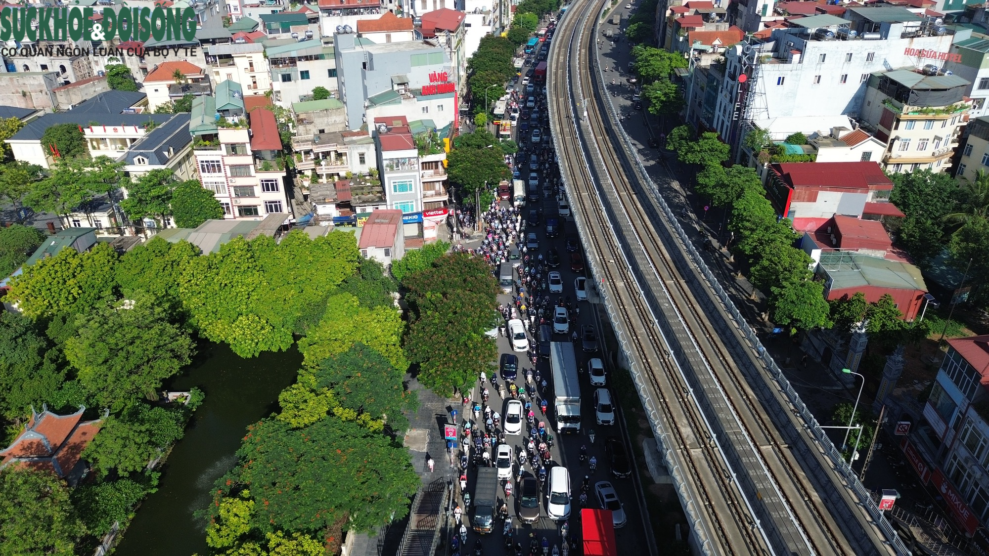 Người dân đội nắng, vật lộn cùng hàng trăm phương tiện tại nút giao Mai Dịch - Ảnh 10.