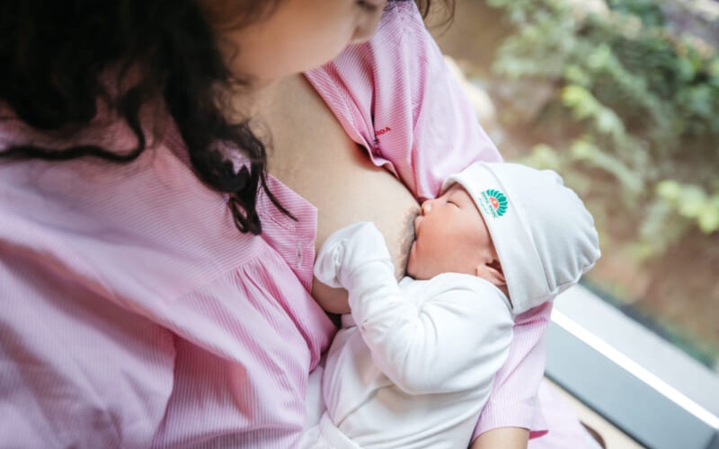 Những lợi ích tuyệt vời của nuôi con bằng sữa mẹ